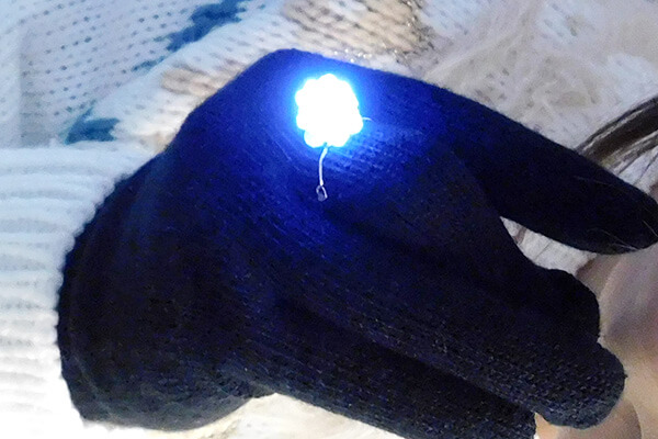 光る手袋 | 導電糸を使って手袋内部に回路を埋め込みます